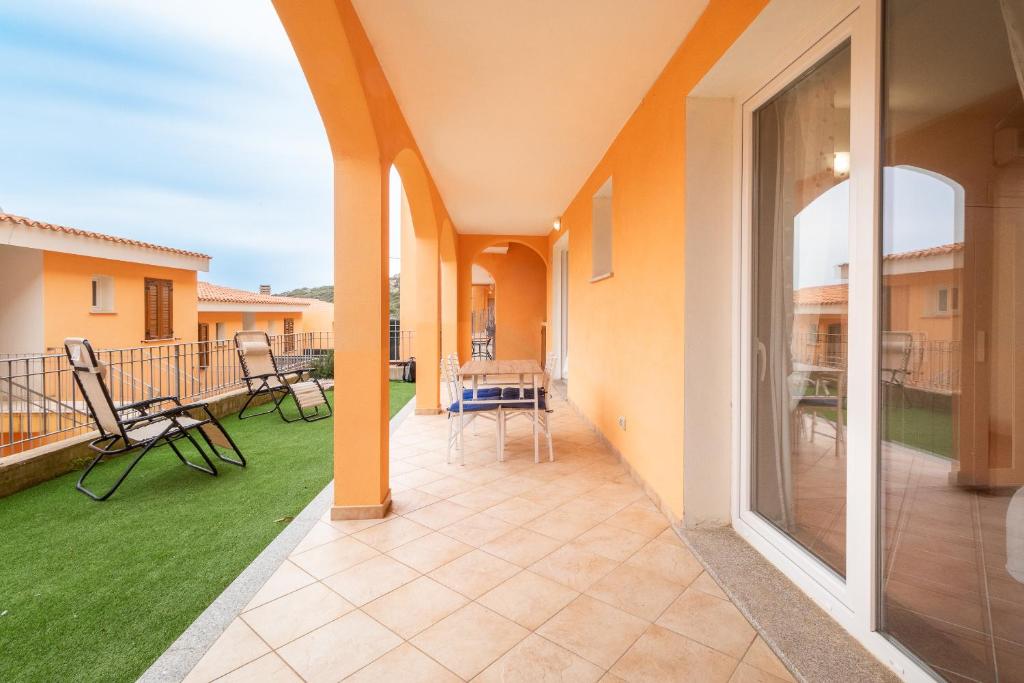 patio z krzesłami i stołem na balkonie w obiekcie Green Garden F1 w mieście Cascabraga