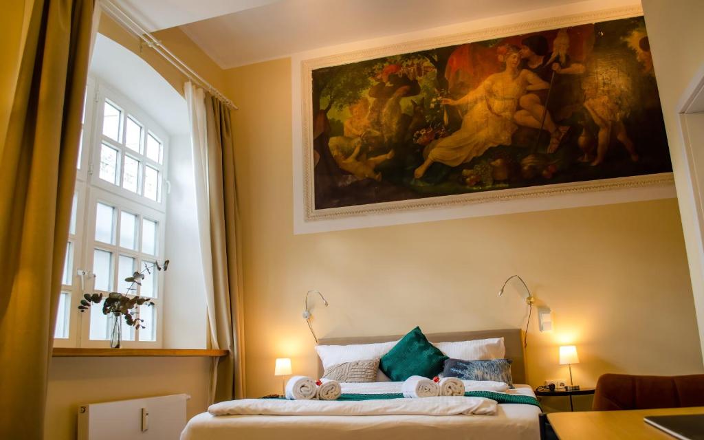 1 dormitorio con una pintura encima de la cama en HOMELY STAY Studio 3, en Múnich