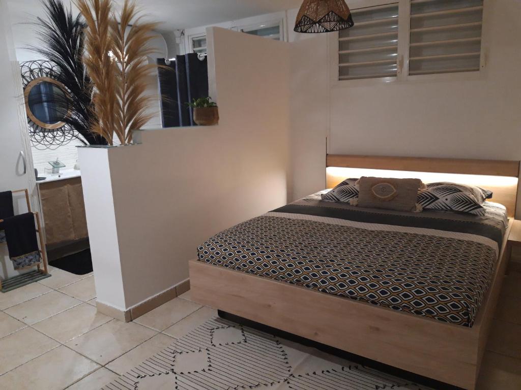 um quarto com uma cama num quarto em La Romarine em Le Gosier