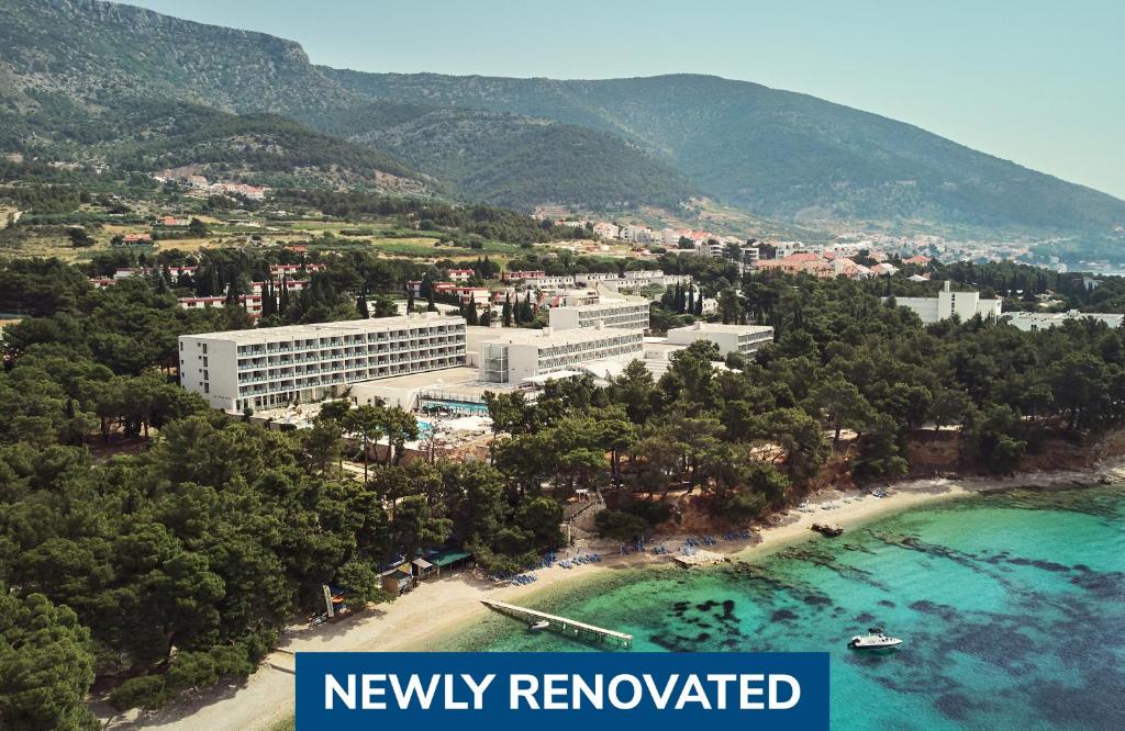 una vista aérea de un complejo en la playa en Bluesun Hotel Elaphusa, en Bol