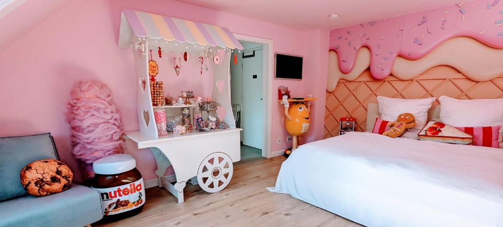 1 dormitorio de color rosa con 1 cama y 1 dormitorio de color rosa con 1 dormitorio de donas. en Candypartment Sweets 'n Sleep en Gelsenkirchen