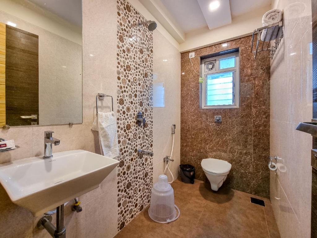 Koupelna v ubytování Home2 Suites and Service Apartments, Mumbai Airport