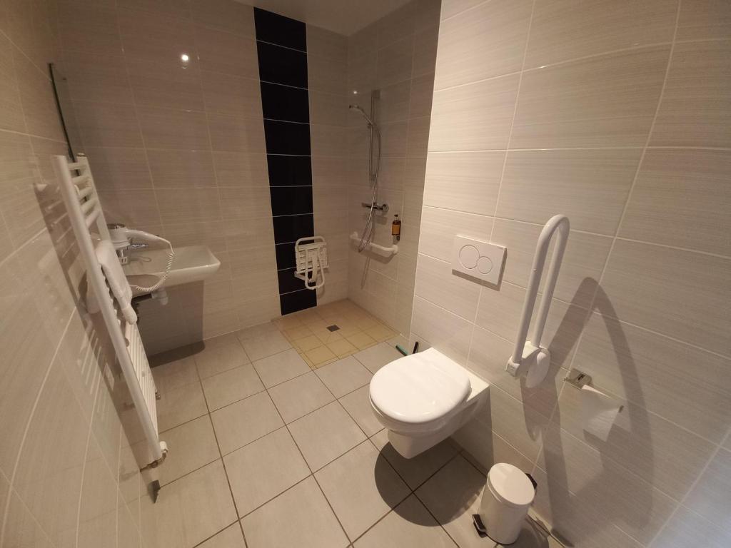 Koupelna v ubytování SARL DU PARC Hôtel Les Tremplins