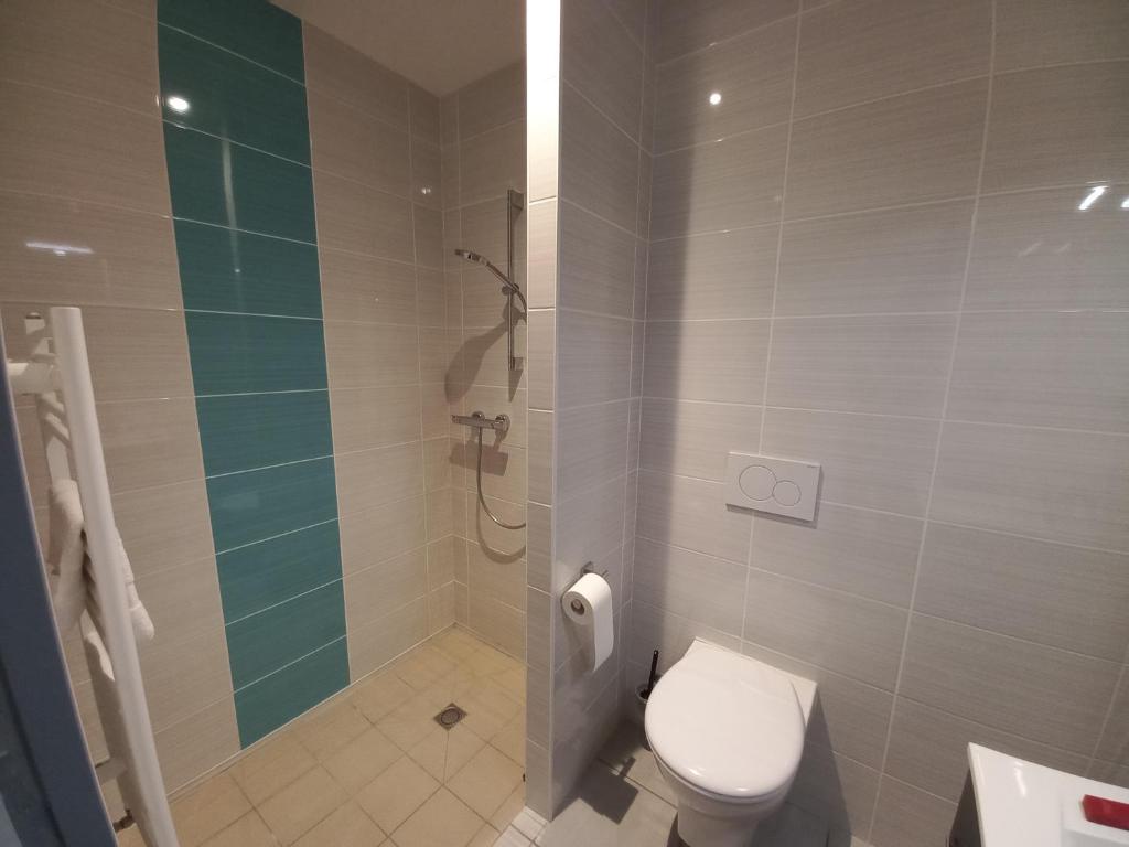 Koupelna v ubytování SARL DU PARC Hôtel Les Tremplins