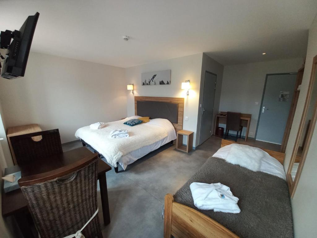 Postel nebo postele na pokoji v ubytování SARL DU PARC Hôtel Les Tremplins