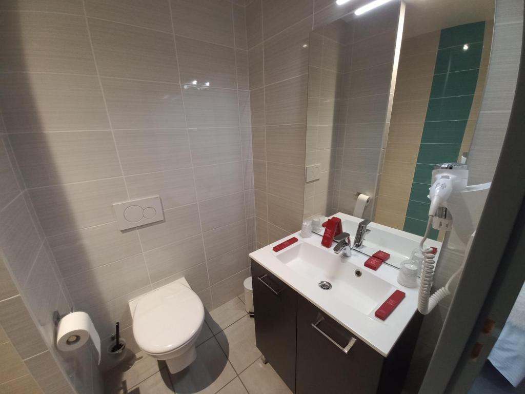 Koupelna v ubytování SARL DU PARC Hôtel Les Tremplins