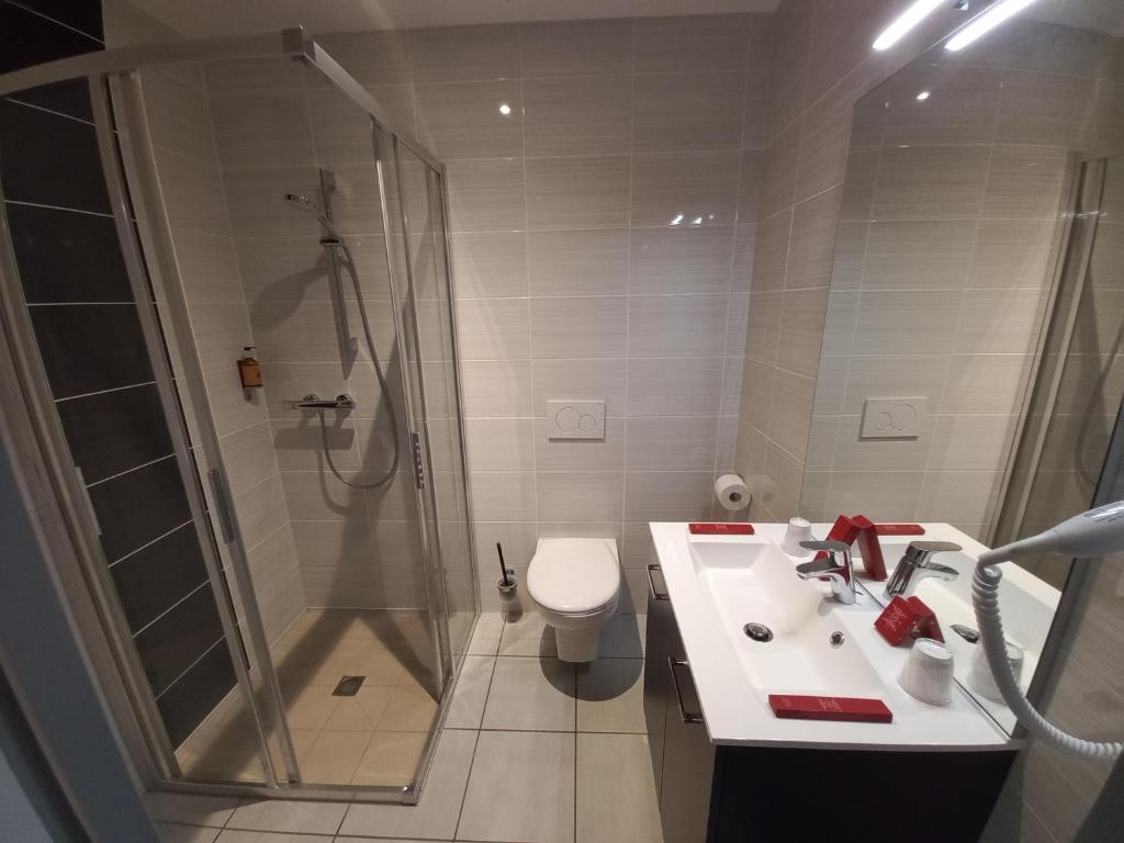 Koupelna v ubytování SARL DU PARC Hôtel Les Tremplins