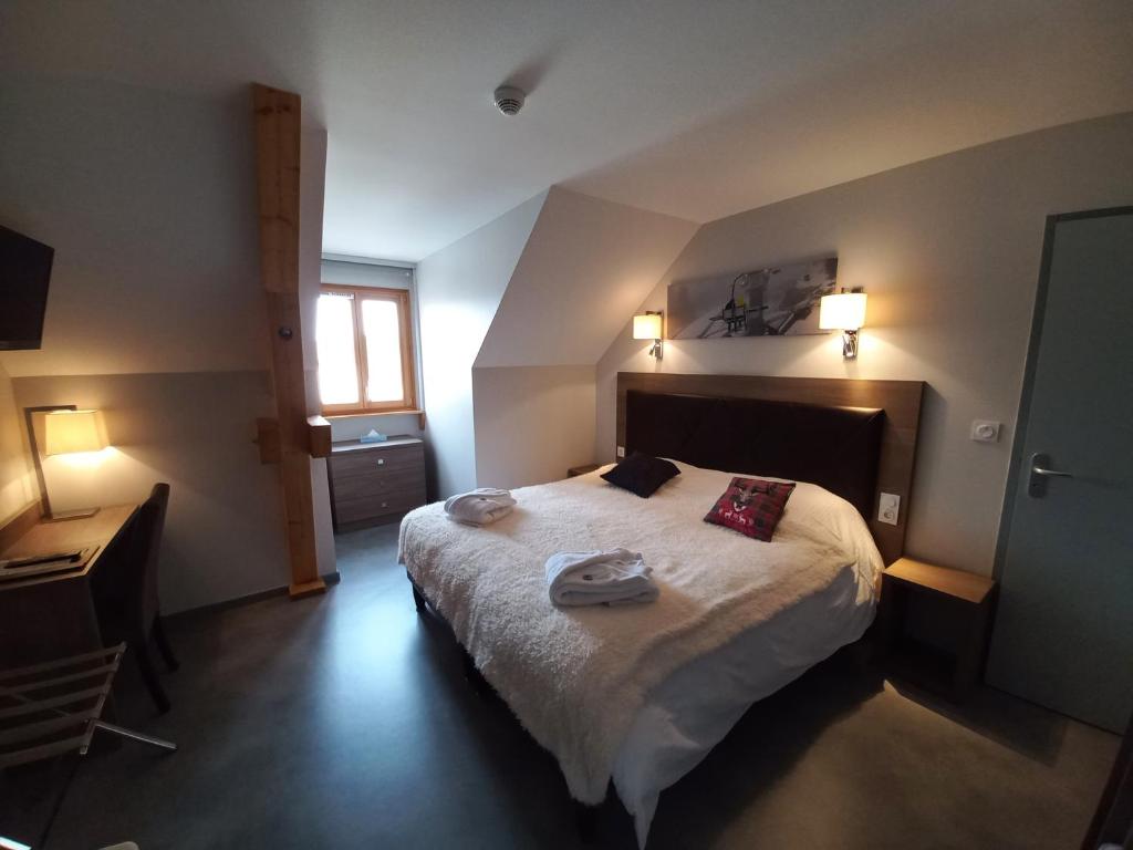 Postel nebo postele na pokoji v ubytování SARL DU PARC Hôtel Les Tremplins