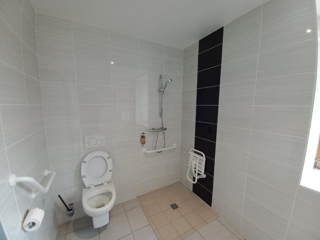 Koupelna v ubytování SARL DU PARC Hôtel Les Tremplins