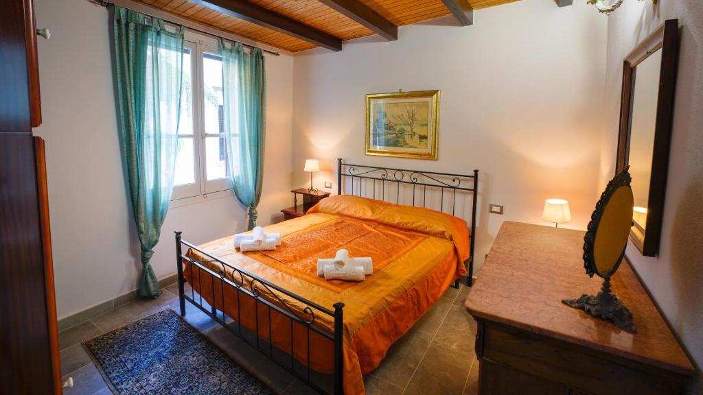 1 dormitorio con 1 cama con 2 toallas en Welcomely - Residenza Deriu en Bosa