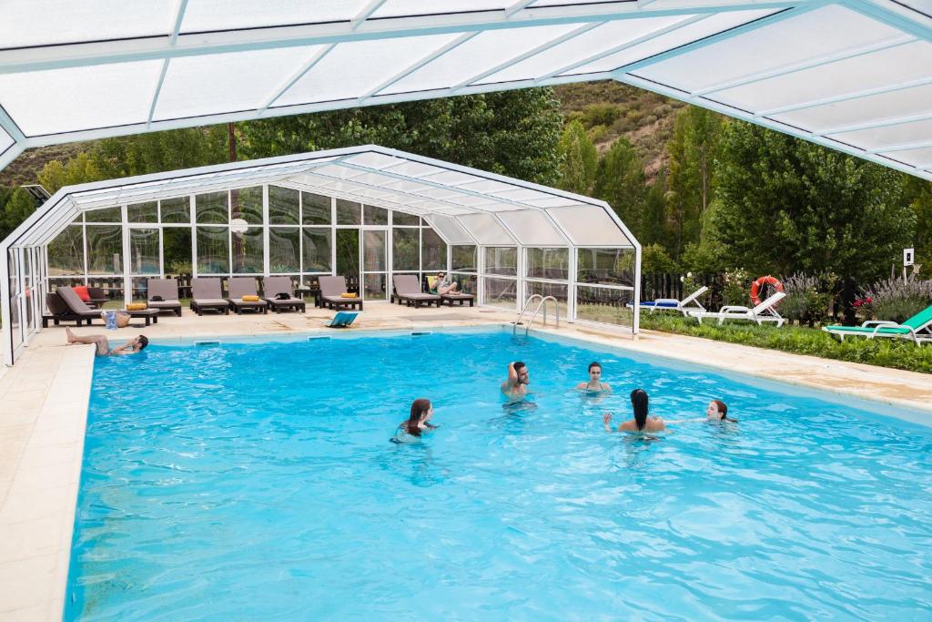 eine Gruppe von Personen, die in einem Schwimmbad schwimmen in der Unterkunft A. Montesinho Turismo in Bragança