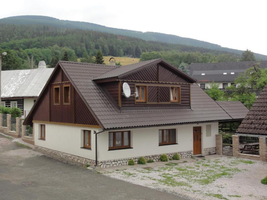 Nespecifikovaný výhled na hory nebo výhled na hory při pohledu z prázdninového domu
