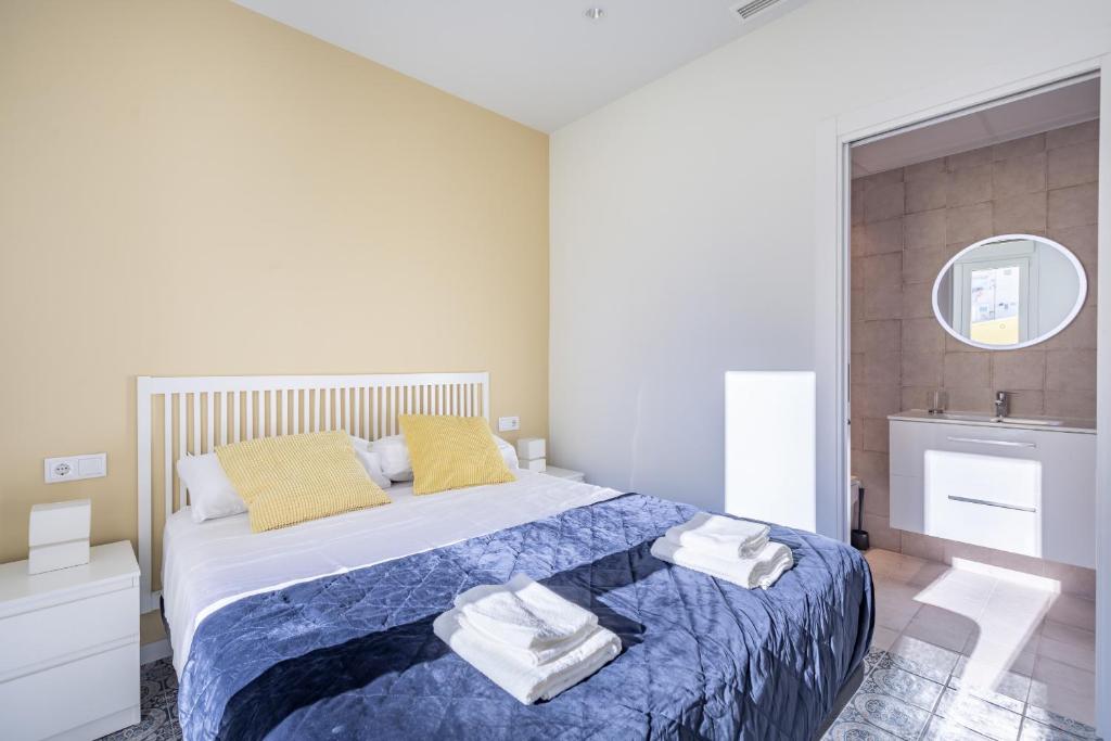Marvellous Apt with a Large Private Terrace في فالنسيا: غرفة نوم بسرير كبير ومغسلة