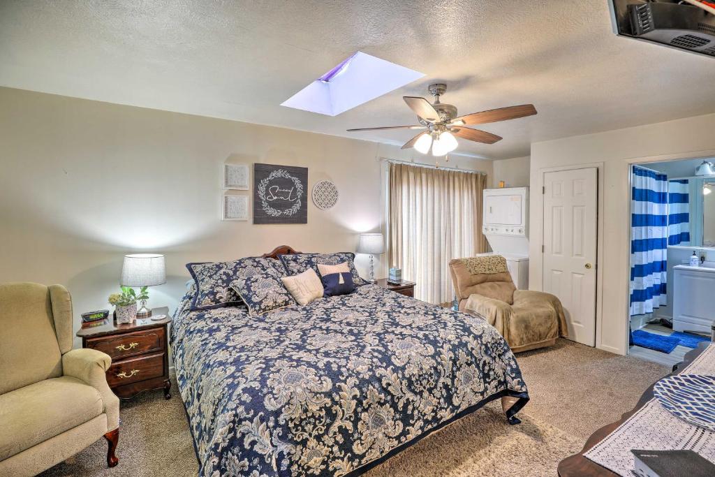 Giường trong phòng chung tại Quaint Akron Studio - Near Parks and Hunting!