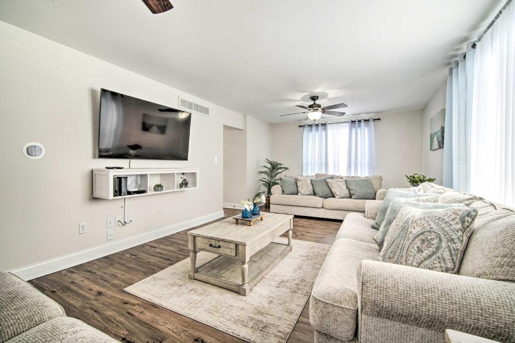 Lake Geneva Home with Grill Less Than 2 Miles to Beach! - Housity