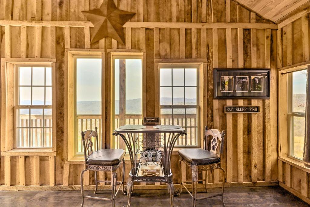 una camera con tavolo, sedie e finestre di Peaceful Mountain Air Getaway with Fire Pit! a Mountain View