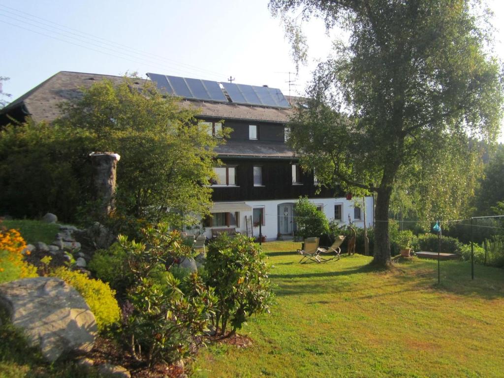 una casa con paneles solares en el techo en Haus Jurisch, en Urberg