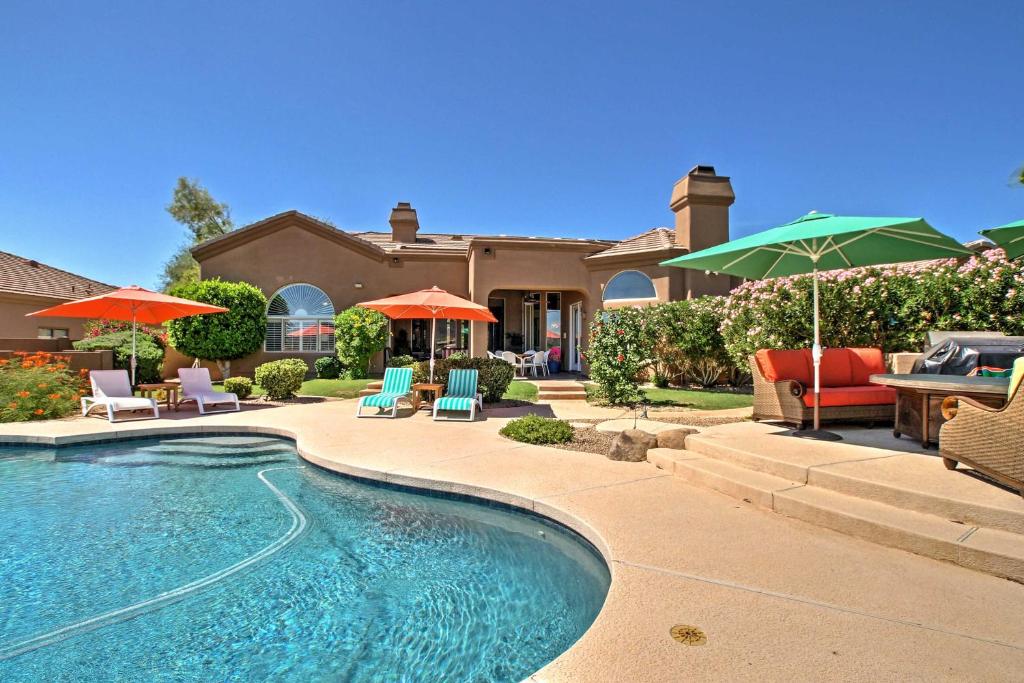 Πισίνα στο ή κοντά στο Luxe Scottsdale Home with Pool and Mountain Views!