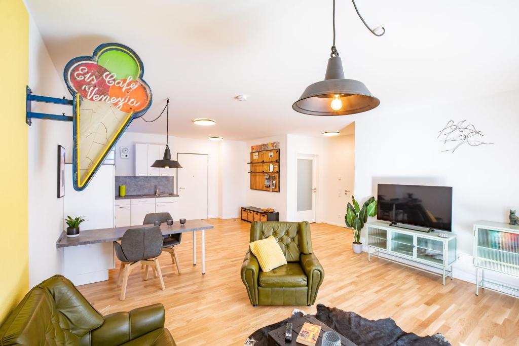 ein Wohnzimmer mit einem Sofa und einem Tisch in der Unterkunft Moderne Neubauwohnung bei Köln in Lindlar