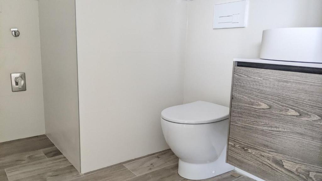 a bathroom with a white toilet in a room at Zero5.Zero5 in Lignano Sabbiadoro
