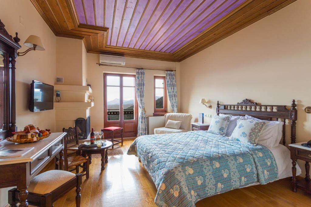 Postel nebo postele na pokoji v ubytování Konitsa Mountain Hotel
