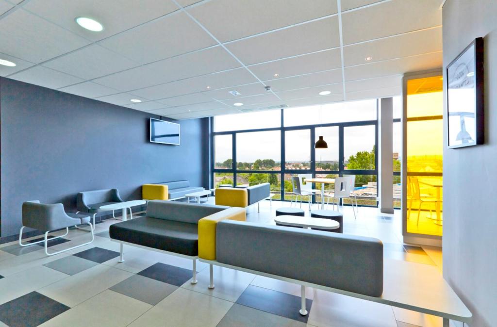 Televiisor ja/või meelelahutuskeskus majutusasutuses Première Classe Thionville