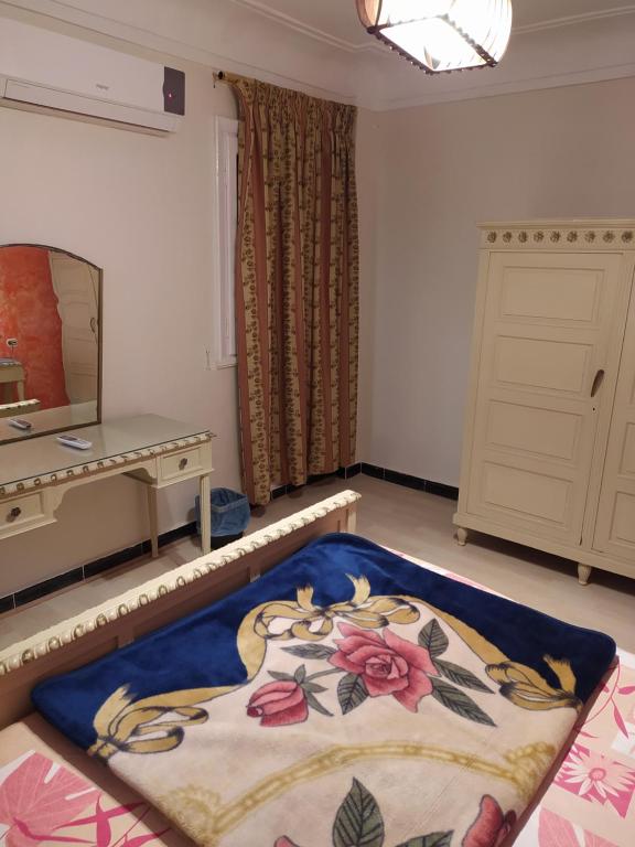 A bed or beds in a room at Maamoura Beach Zahraa Apartment 9/206