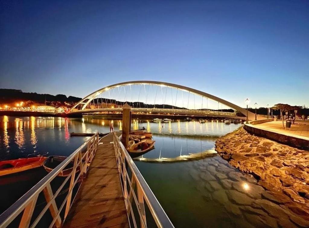 een brug over een rivier met boten in het water bij Precioso apartamento en Plentzia in Plentzia