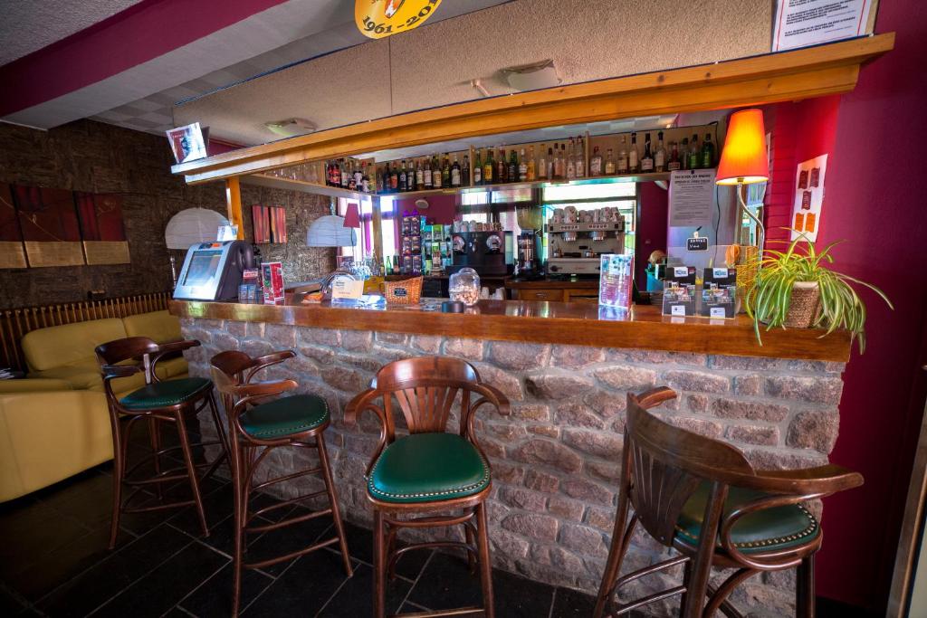 Lounge nebo bar v ubytování Le Grand Hôtel de Besse