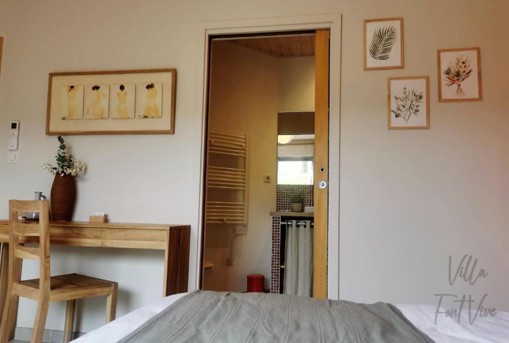 Postel nebo postele na pokoji v ubytování Villa Font Vive - Chambres d'hôtes éco-labellisées avec cuisine - Confort, calme et vue exceptionnels !