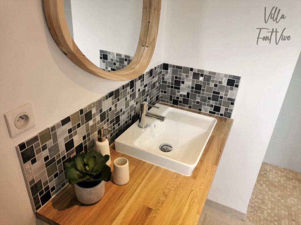 Koupelna v ubytování Villa Font Vive - Chambres d'hôtes éco-labellisées avec cuisine - Confort, calme et vue exceptionnels !