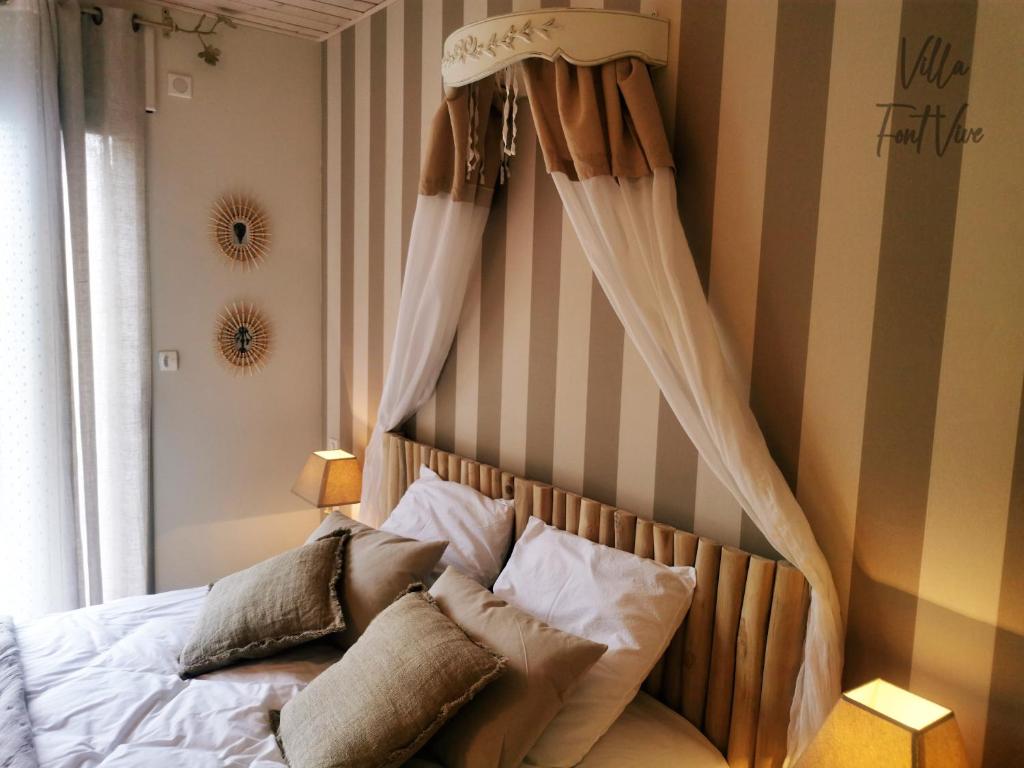 Postel nebo postele na pokoji v ubytování Villa Font Vive - Chambres d'hôtes éco-labellisées avec cuisine - Confort, calme et vue exceptionnels !