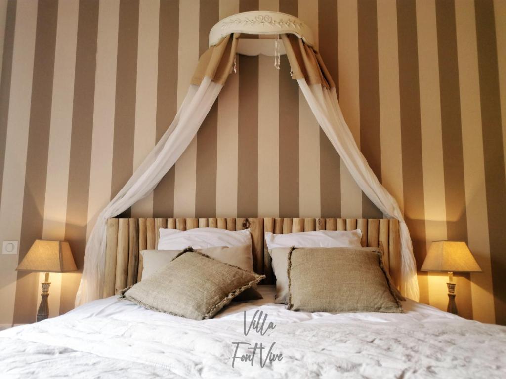 Postel nebo postele na pokoji v ubytování Villa Font Vive - Chambres d'hôtes éco-labellisées avec cuisine - Confort, calme et vue exceptionnels !