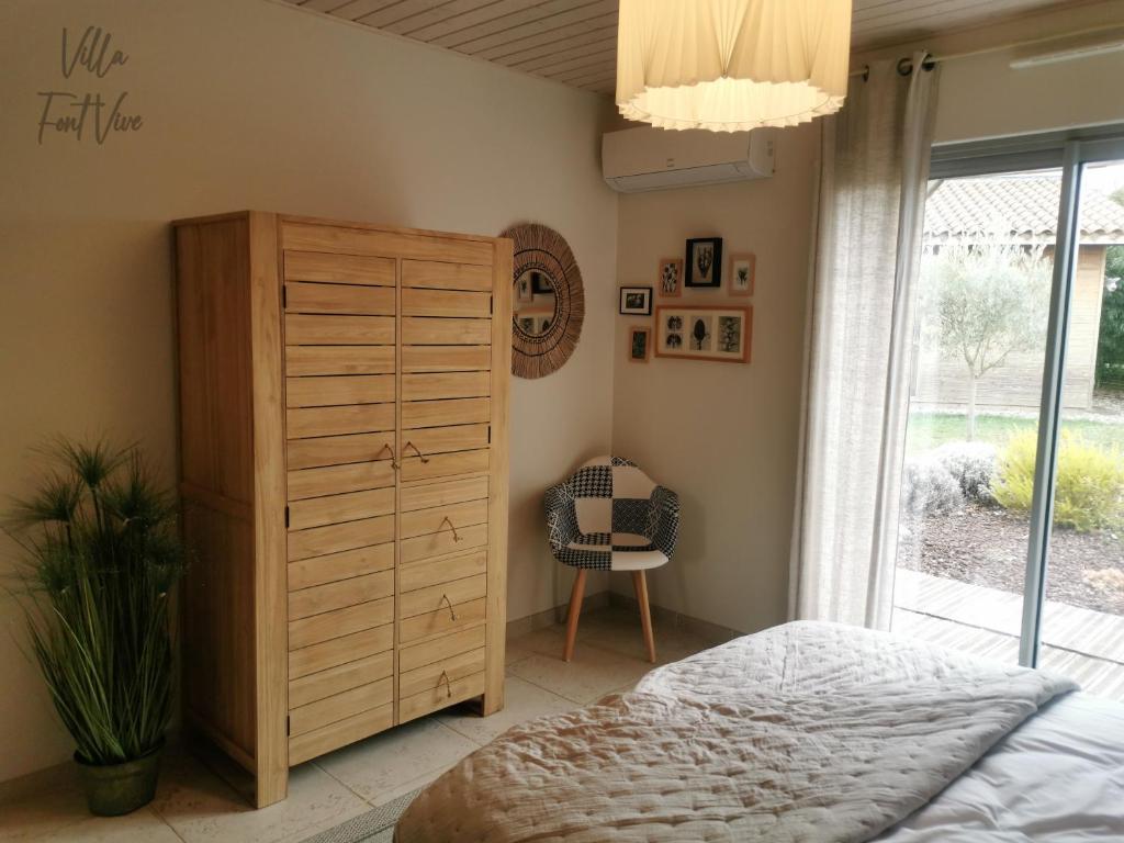Postel nebo postele na pokoji v ubytování Villa Font Vive - Chambres d'hôtes éco-labellisées avec cuisine - Confort, calme et vue exceptionnels !
