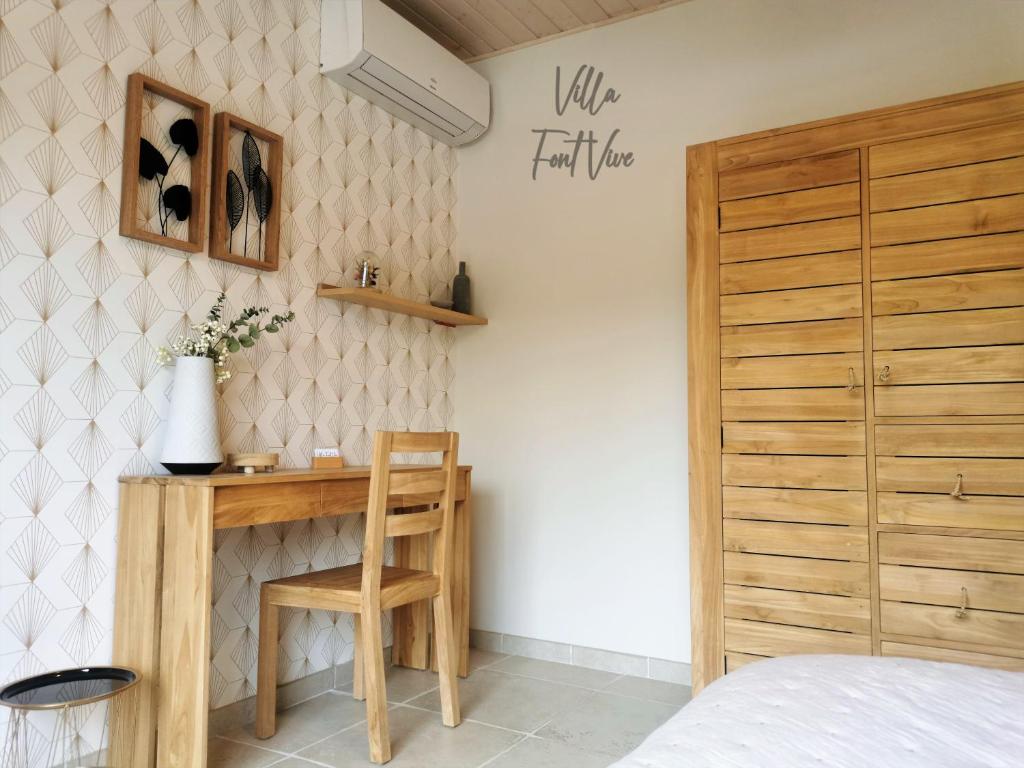 Postel nebo postele na pokoji v ubytování Villa Font Vive - Chambres d'hôtes éco-labellisées avec cuisine - Confort, calme et vue exceptionnels !