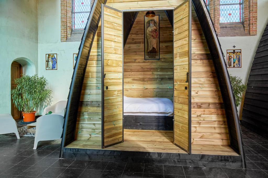 Postel nebo postele na pokoji v ubytování Sleeping in a Church - Bed & Bar Tolomeus