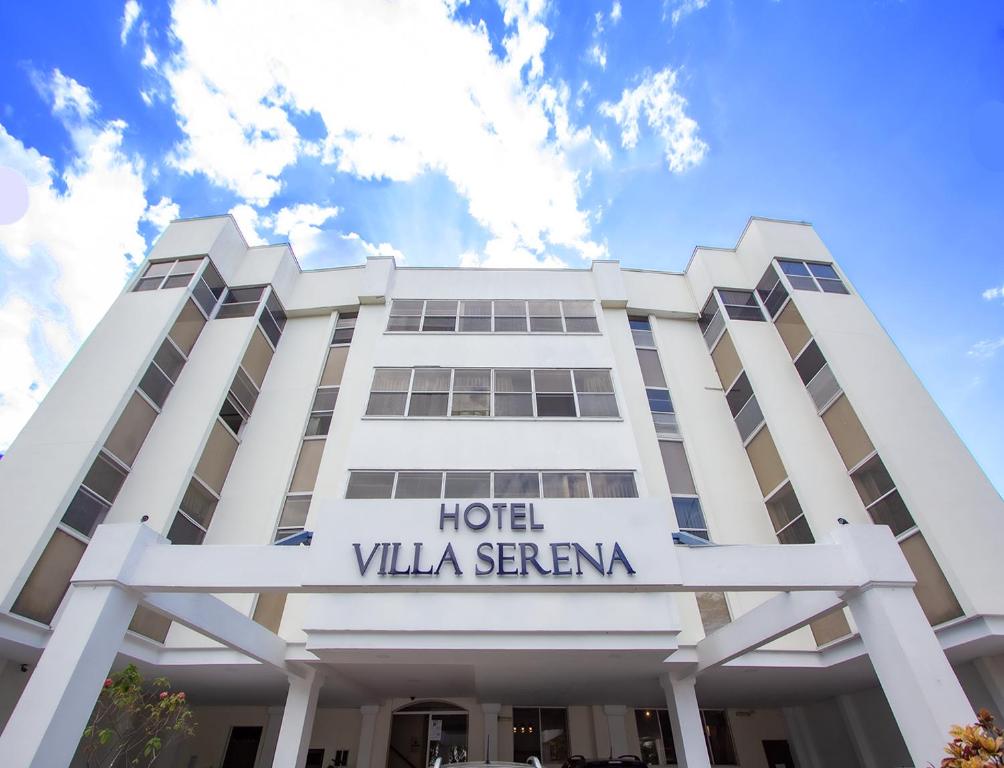 - une vue sur l'hôtel villa senayan dans l'établissement Hotel Villa Serena San Benito, à San Salvador