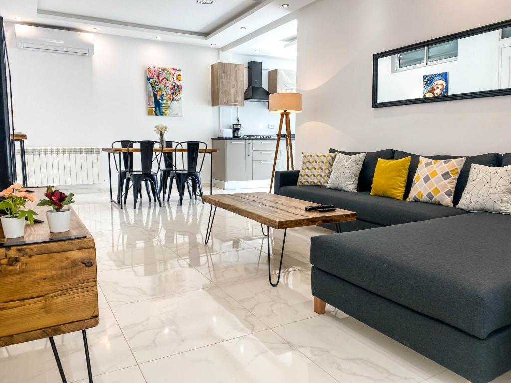- un salon avec un canapé et une table dans l'établissement Cosy Apartment in La Marsa - 2 bed 1 Bath, à La Marsa