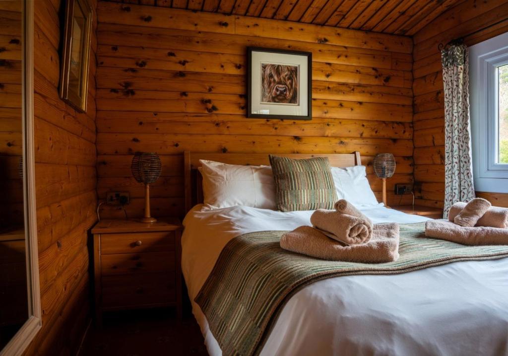 - une chambre avec un lit et des serviettes dans l'établissement Raasay, à Kyle of Lochalsh