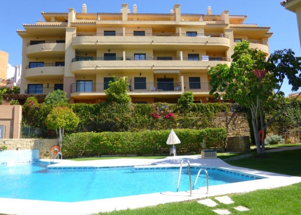 een hotel met een zwembad voor een gebouw bij CT 139 - Cumbres de Riviera - Penthouse in Mijas Costa