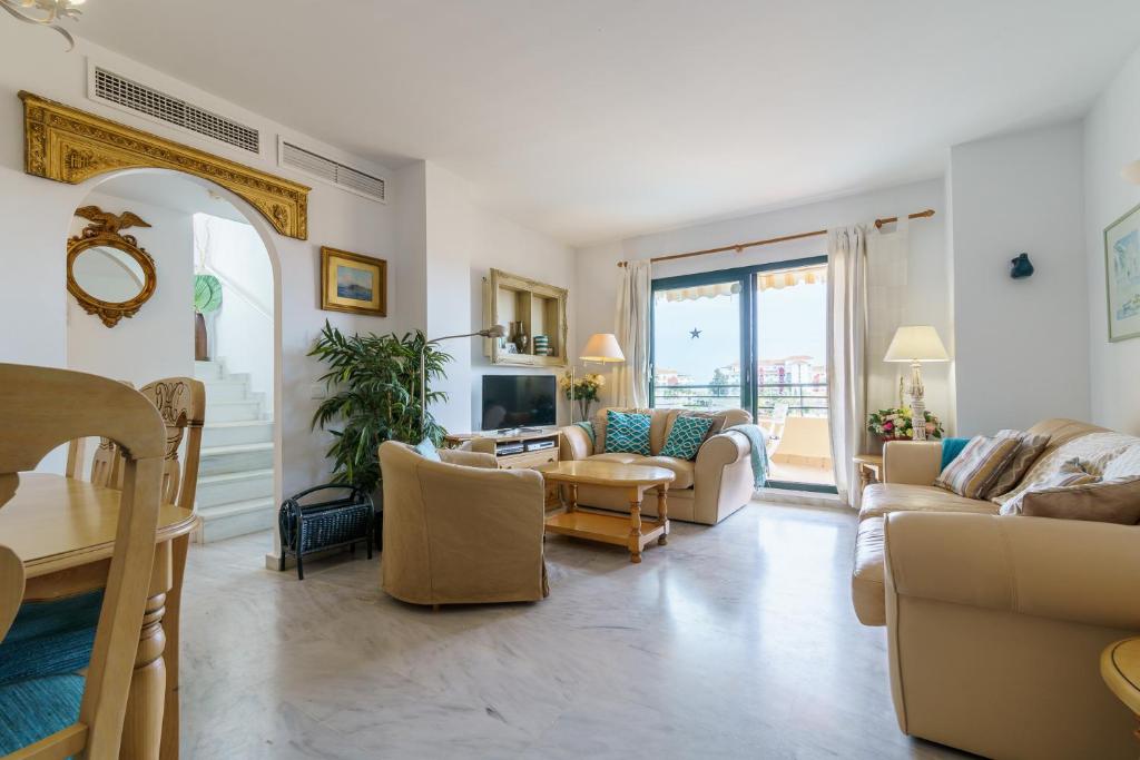 salon z kanapą i telewizorem w obiekcie CT 139 - Cumbres de Riviera - Penthouse w mieście Mijas Costa