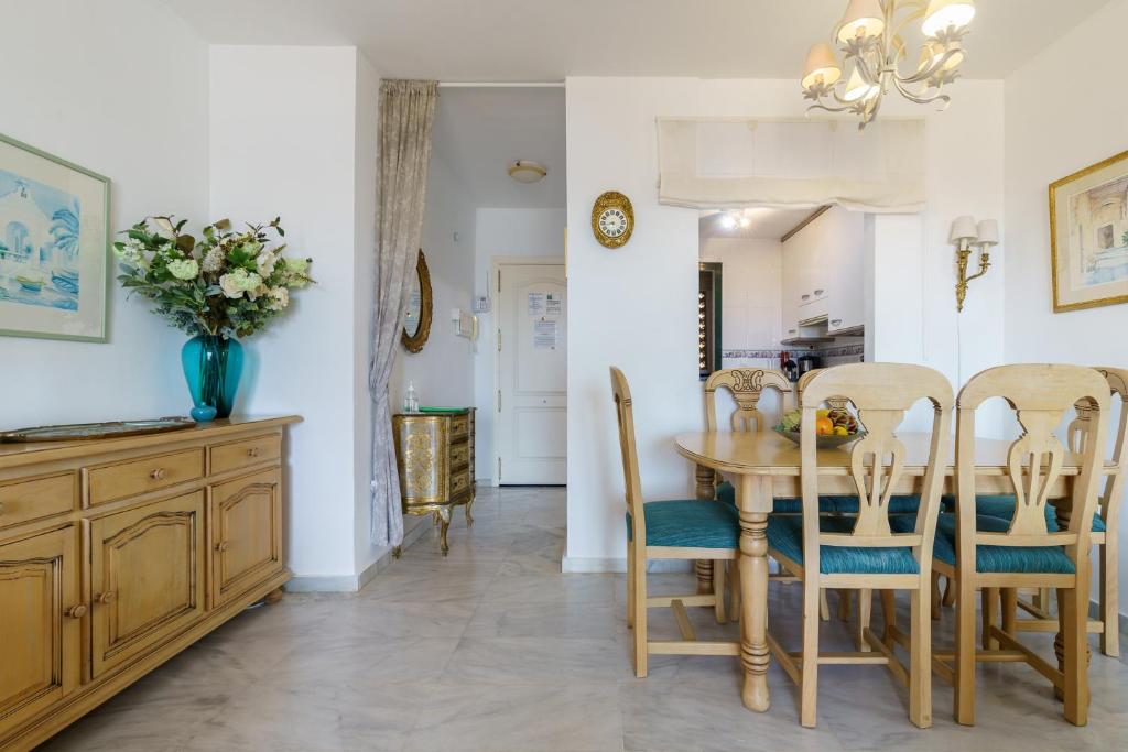 kuchnia i jadalnia ze stołem i krzesłami w obiekcie CT 139 - Cumbres de Riviera - Penthouse w mieście Mijas Costa