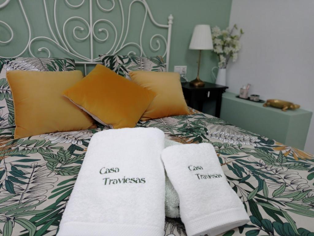 two towels are sitting on top of a bed at Casa Traviesas in Padrón