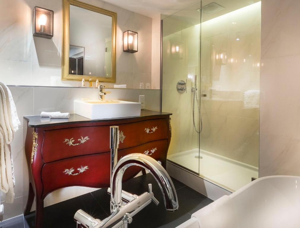 Koupelna v ubytování Hôtel Molière