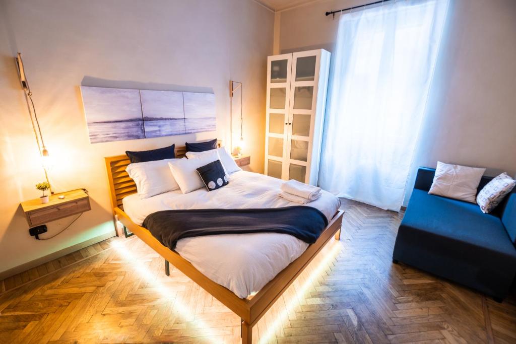 A bed or beds in a room at 200 METRI da Torino Porta Susa Piano Ri-alzato WIFI