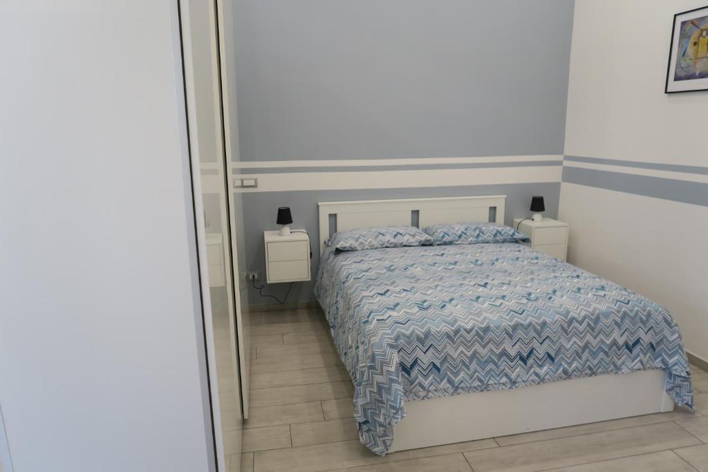 1 dormitorio con cama y espejo en B&BO SAGO, en Bolonia