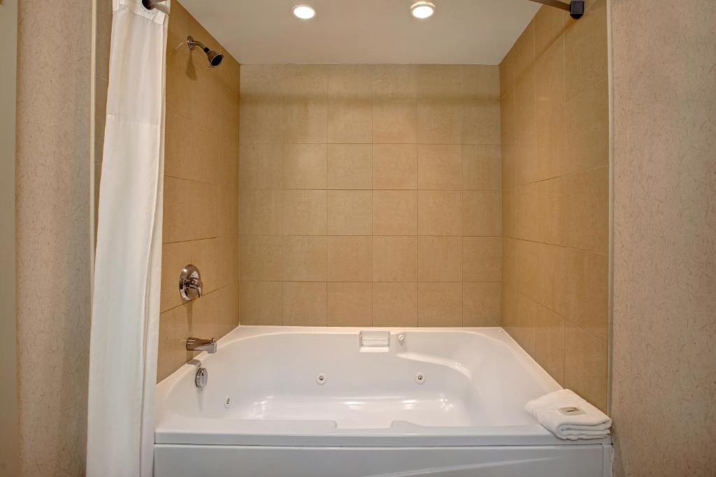 Days Inn & Suites by Wyndham Collingwood photo