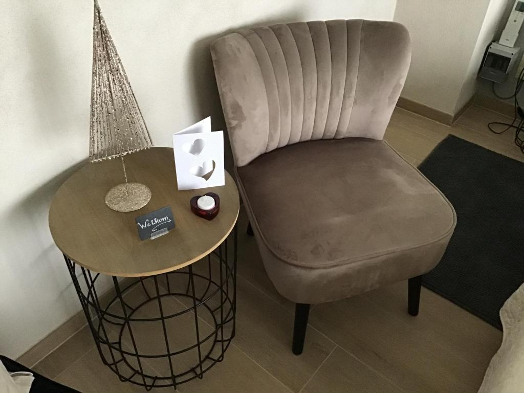 Posezení v ubytování Guesthouse De Steenberg tweepersoonskamer met grote badkamer, kitchenette en tuinzicht op de eerste verdieping