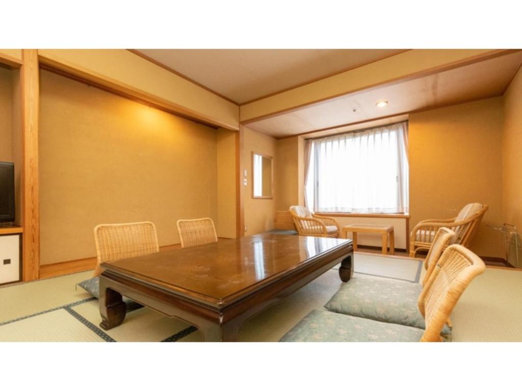 糸魚川市にあるHotel Kunitomi Annex - Vacation STAY 12076vのダイニングルーム(テーブル、椅子付)
