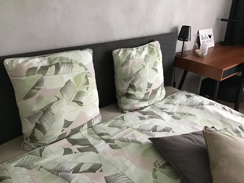 Postel nebo postele na pokoji v ubytování Guesthouse De Steenberg tweepersoonskamer met grote badkamer, kitchenette en tuinzicht op de eerste verdieping